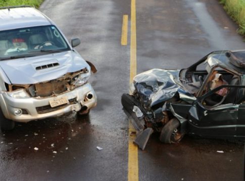Motorista fica em estado grave após tentar ultrapassagem e colidir com camionete
