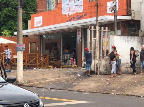Confusão em frente a conveniência acaba com um ferido a tiros por segurança
