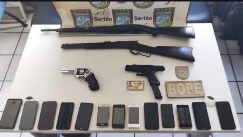 Esconderijo de capitão Adriano tinha 13 celulares e quatro armas, diz a Polícia