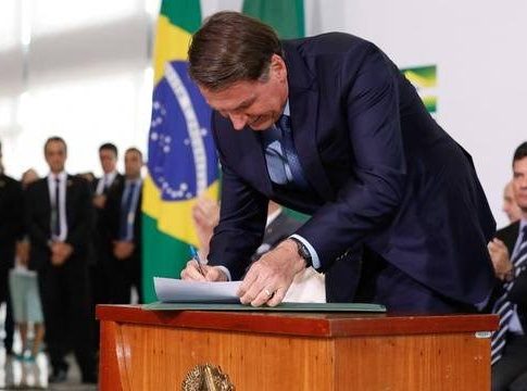 Bolsonaro assina projeto que autoriza mineração em terra indígena