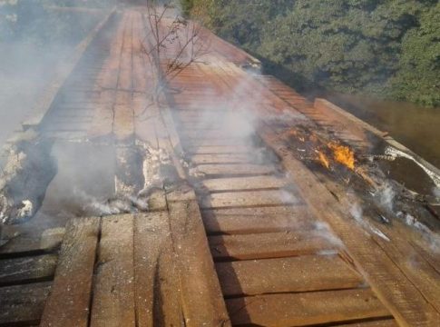 Após incêndio criminoso, ponte de madeira sobre o Rio Anhanduí é interditada
