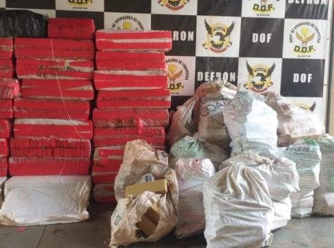 Traficantes fogem e abandonam dois veículos com 1.130 quilos de maconha