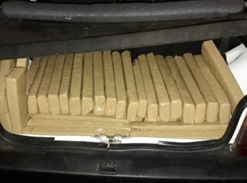 Cliente é preso ao tentar quitar carro com carga de maconha