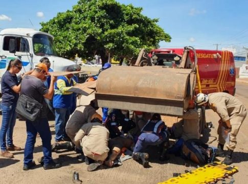 Máquina passa por cima de funcionário durante obra de recapeamento