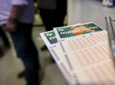 Mega-Sena acumula e deve pagar R$ 120 milhões no sábado