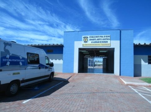 Diretor de presídio é investigado após mandar liberar presos com celular