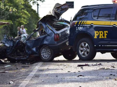 Carro e ônibus rodoviário colidem e motorista morre na BR-262