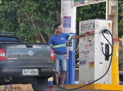 Redução de preços nas refinarias ainda não chegou aos postos