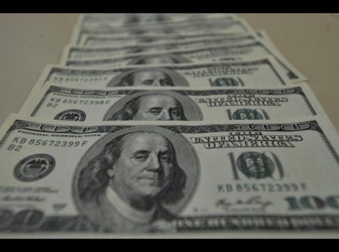 Bolsa volta a despencar e dólar encosta em R$ 5,20