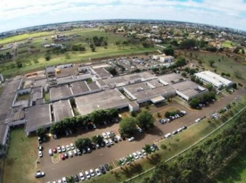 Bebê é abandonado por tios em hospital e direção tenta localizar pais