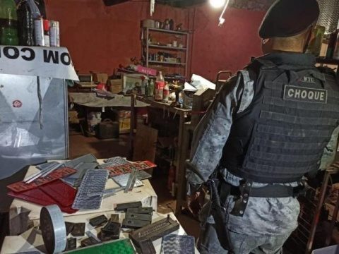Polícia fecha fábrica clandestina de placas de veículos e prende quatro homens
