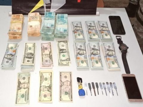 Durante ”batida” em ônibus, Choque prende dupla com R$ 432 mil