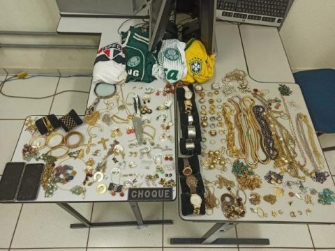 Grupo de adolescentes furta de joias à camisas de time em apenas 4 dias