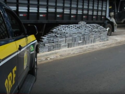 Em “paredes” falsas de caminhão boiadeiro, PRF encontra 420 kg de cocaína