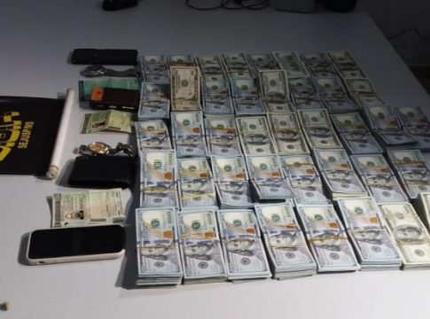 Dupla é presa com mais de US$ 400 mil oriundos do tráfico