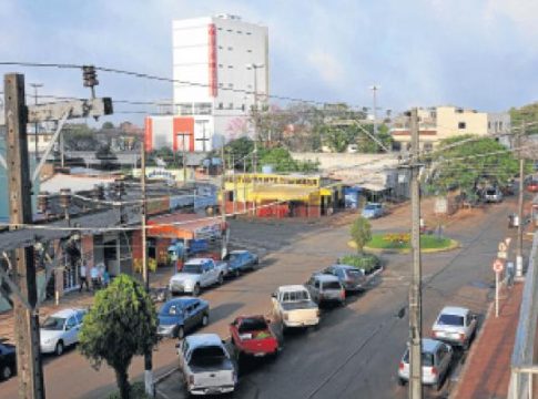 Alta do dólar afasta brasileiros da fronteira