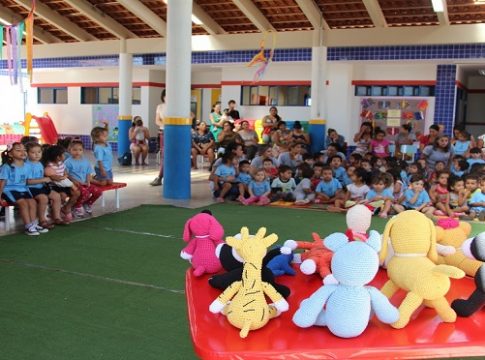 Brinquedos feitos por detentos levam aprendizado lúdico às crianças de instituição de ensino da Capital