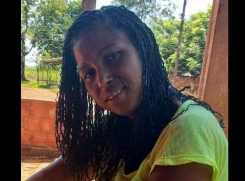 Polícia procura assassino que matou mulher com quatro facadas após briga em festa