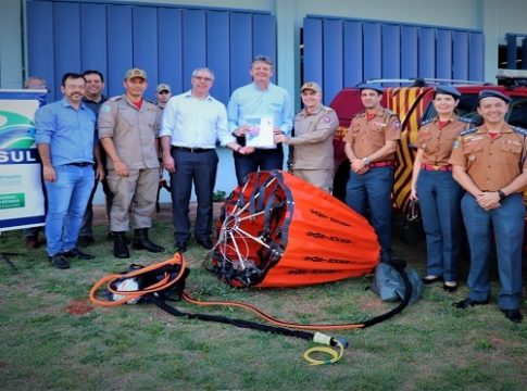 Imasul repassa aos bombeiros equipamento para combate aéreo de incêndios florestais