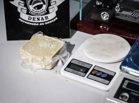 Com droga avaliada em R$ 30 mil, traficante escapa e deixa a mãe ser presa no lugar