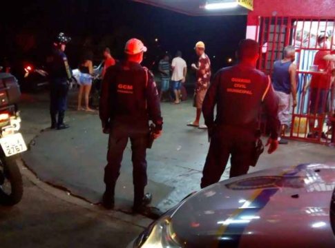 Na 1ª noite do toque de recolher, 33 comércios foram alertados para fecharem as portas