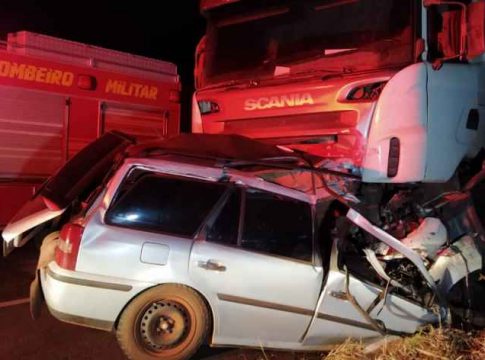 Colisão entre carro e carreta mata cinco pessoas da mesma família em rodovia de MS