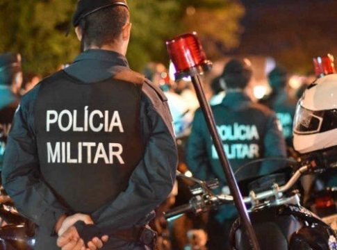 Pedestre leva tiros de borracha após ameaçar motociclista e jogar pedra em policiais