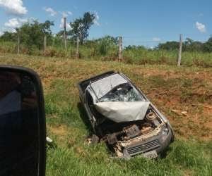 Motorista morre e passageiro fica ferido após carro cair em valeta na MS-384