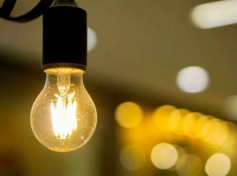 Em ‘quarentena’, Conselhos pedem à Aneel que proíba corte de energia elétrica por 90 dias
