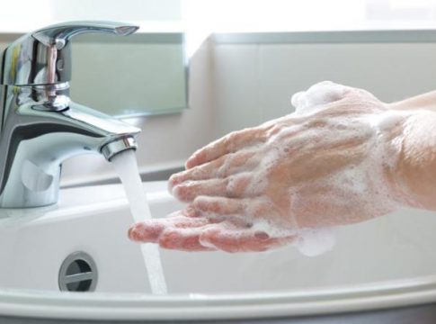 Lavar as mãos é mais essencial que álcool gel, diz especialista