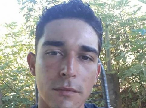 Trave cai e mata jovem durante jogo de futebol em cidade de MS