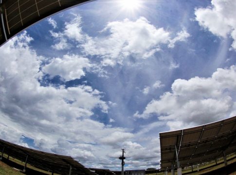 Terça-feira será de tempo nublado e muito calor
