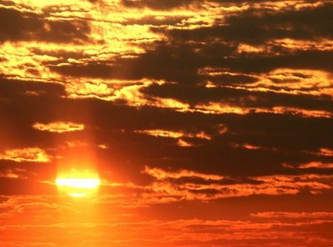 Terça-feira de tempo seco e calor de até 36°C