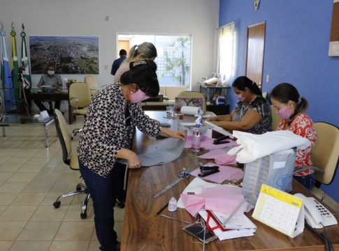 Sem dinheiro para conter vírus, sala do prefeito vira fábrica de máscara