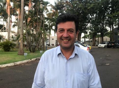 Tereré pode ser mais grave que ir em boate, diz ministro da Saúde sobre coronavírus