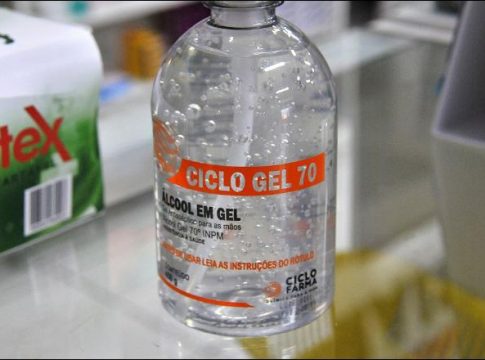 Farmácias de manipulação podem fazer álcool em gel, mas sofrem com falta de insumos