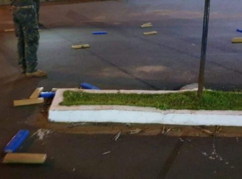 Traficante “fura” barreira do Exército paraguaio e espalha maconha na rua