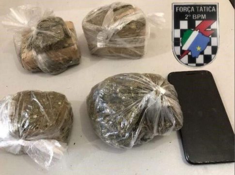 Traficante de 19 anos é preso com 800 gramas de maconha que iam para detento