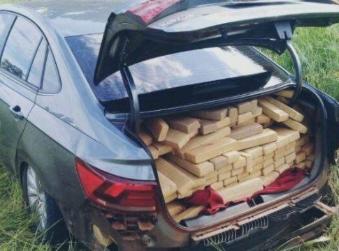 Traficante bate carro em cerca e é preso com mais de 700 kg de maconha