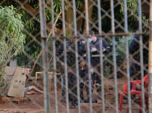 Mulher é assassinada pelo próprio filho dentro de casa, com golpes de facão