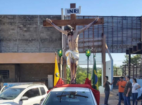 Padre leva Jesus Cristo crucificado em picape para abençoar fiéis
