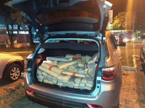 Motorista que fugiu com pneus furados a bala é preso com carga de maconha
