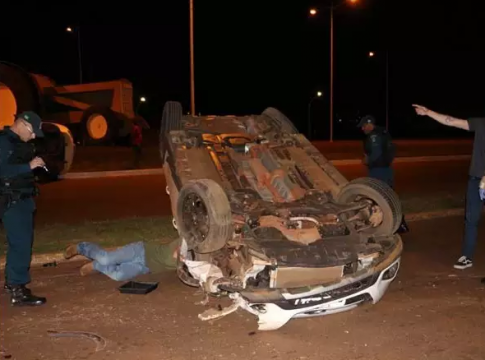 Bêbado, motorista de 18 anos é preso depois causar capotagem