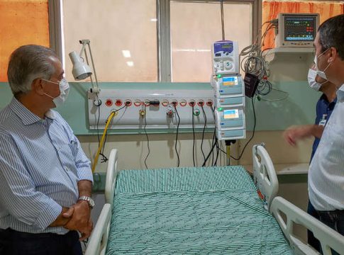 Governador visita hospital de campanha e drive-thru contra coronavírus em Campo Grande