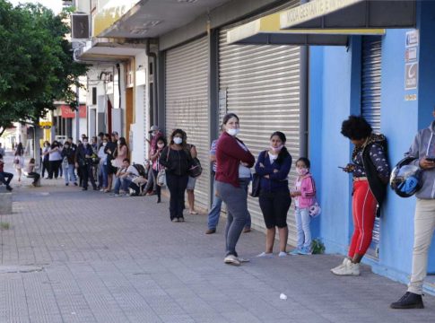 Desempregados viram a noite e cochilam na calçada à espera do seguro