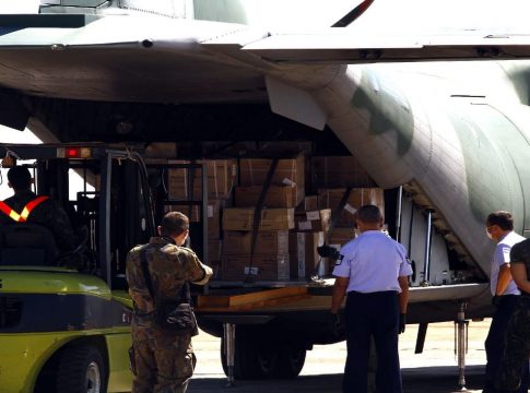 Com articulação pública e privada, MS recebe 15 respiradores e 20 mil máscaras