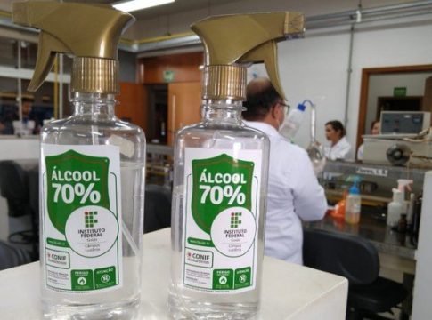 Vendido sem ‘moderação’, uso de álcool 70 requer cuidado redobrado, orientam Bombeiros