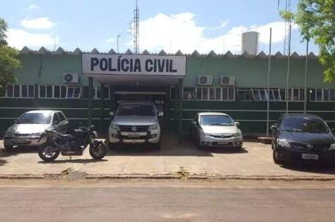 Espancada com pedaço de pau, mulher cava buraco em parede para fugir do marido