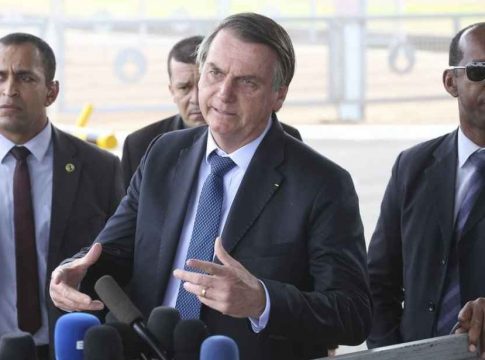 Justiça dá 48 horas para Jair Bolsonaro divulgar exames de Covid-19