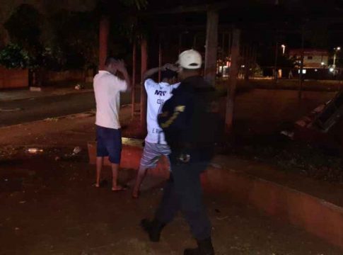 Sem respeitar toque de recolher, comércios abrem e moradores fazem até festa